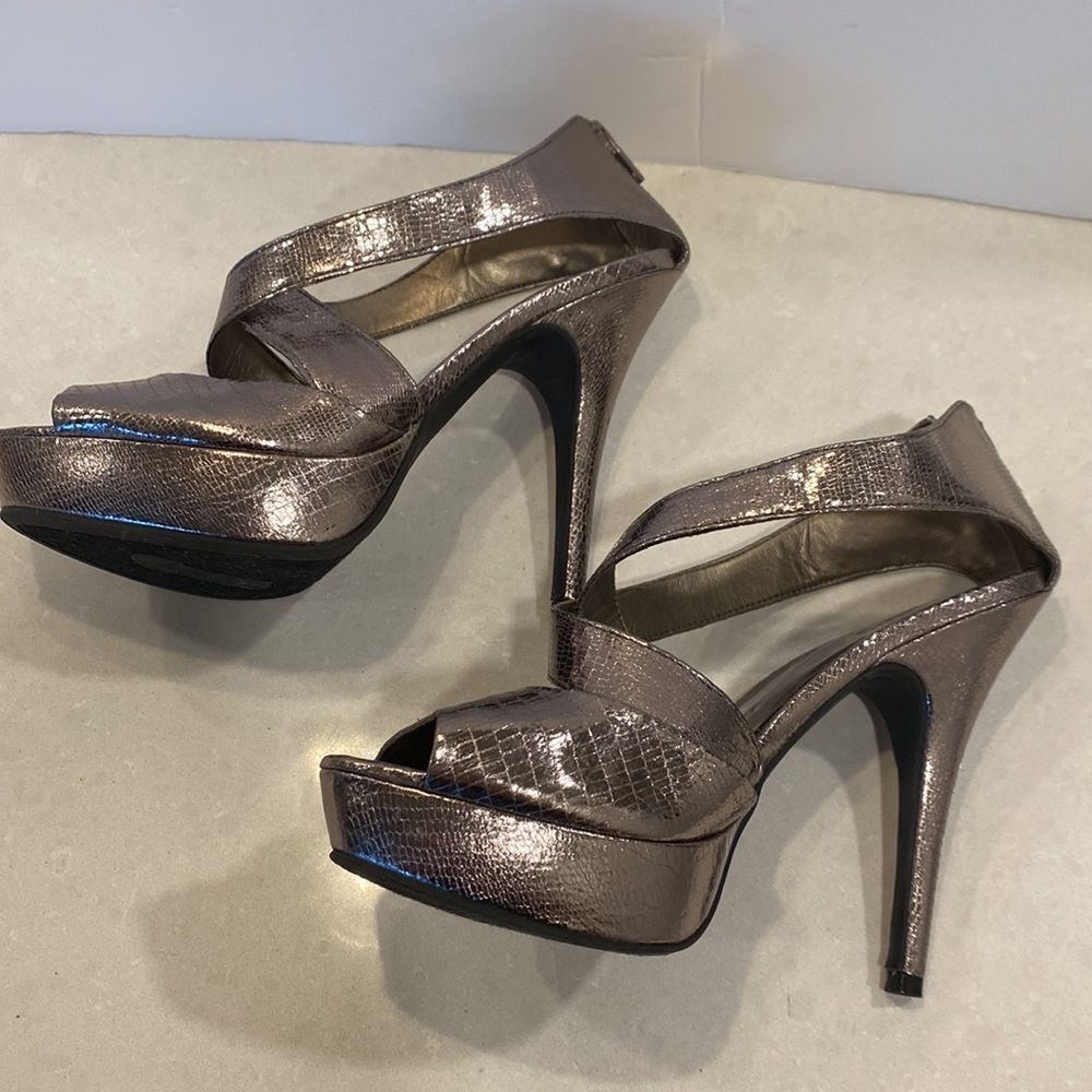 CARLOS SANTANA’S CALIENTE-PEWTER SNAKESKIN PRINT CRISSCROSS PLATFORM HEEL SZ 7.5 - Picture 4 of 16